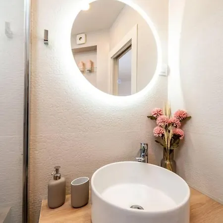 Diana: Bayside View Beauty - A Romantic Apartamento *