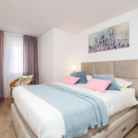 Diana: Bayside View Beauty - A Romantic Dubrovnik