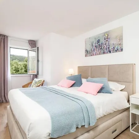 Diana: Bayside View Beauty - A Romantic Dubrovnik