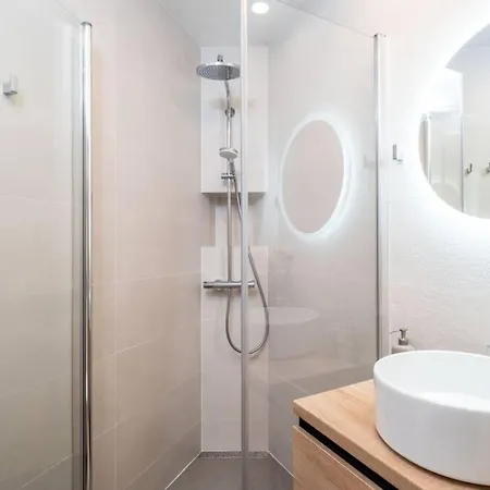 Diana: Bayside View Beauty - A Romantic Apartamento