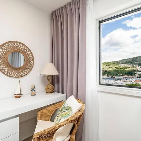 Diana: Bayside View Beauty - A Romantic Apartamento *