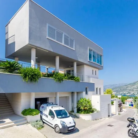 Diana: Bayside View Beauty - A Romantic Apartment *